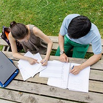 étudiants assis à une table