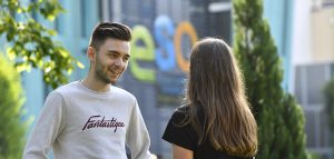 Étudiant et étudiante sur le campus de l'ESA (École Supérieure d'Agricultures) à Angers.