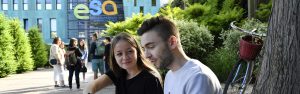 Étudiant et étudiante sur le campus de l'ESA (École Supérieure d'Agricultures) à Angers.