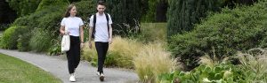 Étudiant et étudiante sur le campus de l'ESA (École Supérieure d'Agricultures) à Angers.