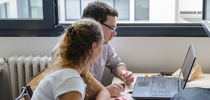 deux étudiants en cours