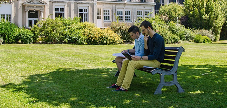 deux étudiants sur un banc dans le parc esa