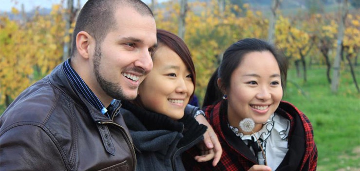 3 étudiants internationaux dans les vignes