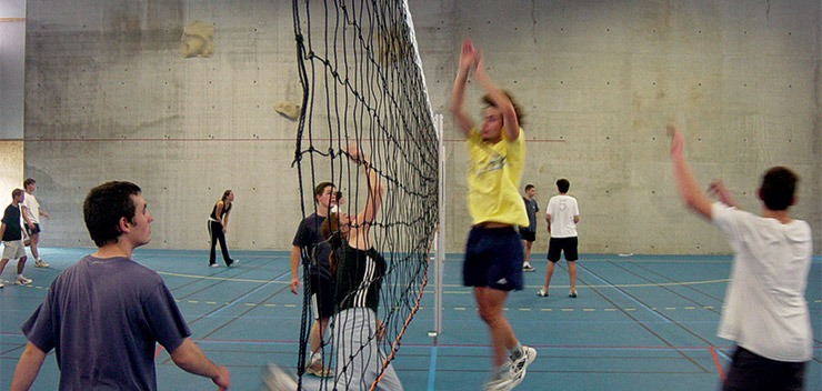 groupe d'étudiant jouant au volley