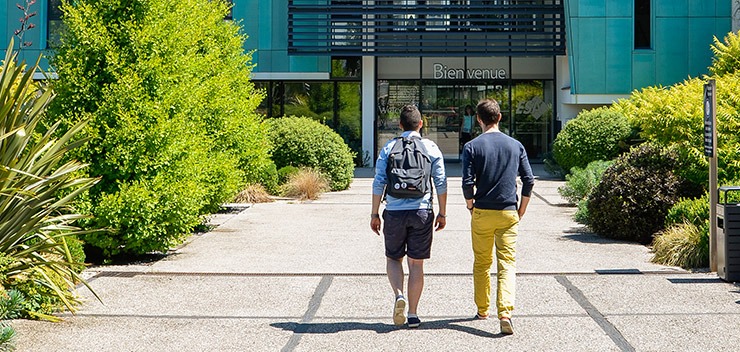 deux étudiants se dirigeants vers l'entree de l'esa