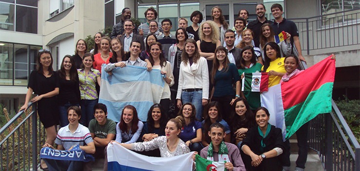 groupe d'étudiants internationaux avec des drapeaux