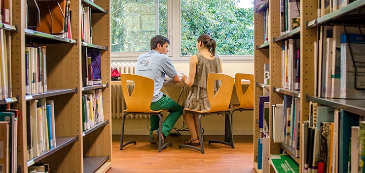 deux étudiants dans la médiathèque