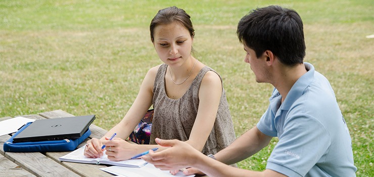 deux étudiants discutant à une table