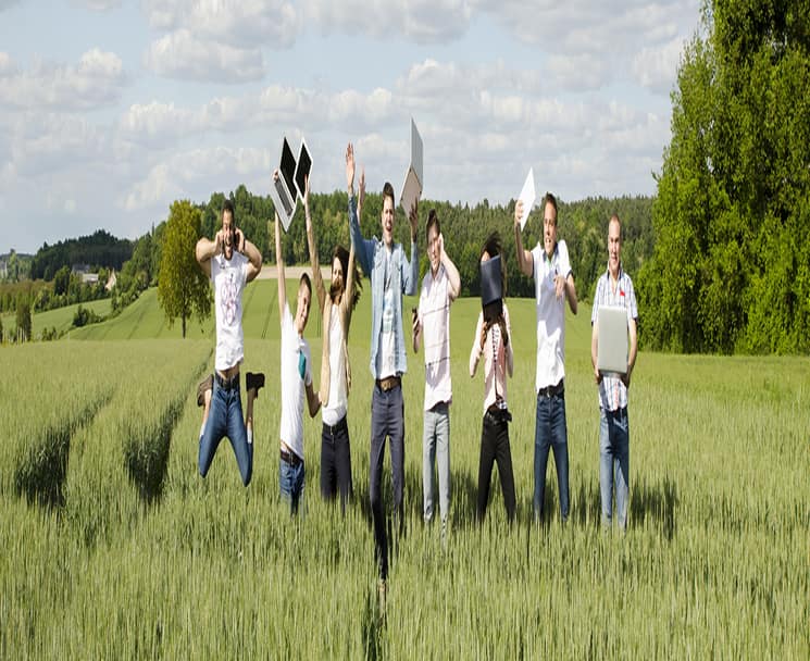 8 personnes dans un champ avec ordinateur