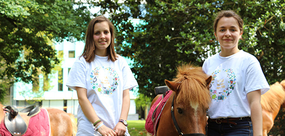 deux filles avec poneys