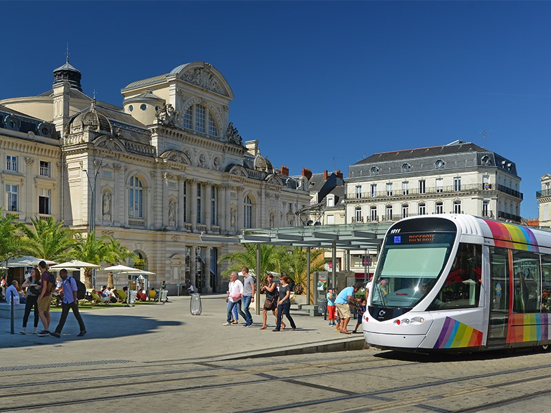 photo de la place du ralliement à angers avec le tram