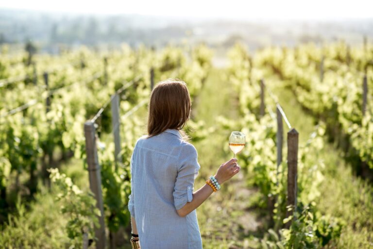 Femme vigne & verre de vin