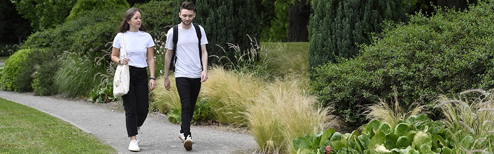 Étudiant et étudiante sur le campus de l'ESA (École Supérieure d'Agricultures) à Angers.