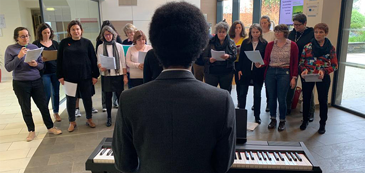 chorale et homme au piano de dos