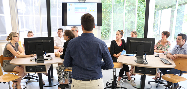groupe de personnes en formation2