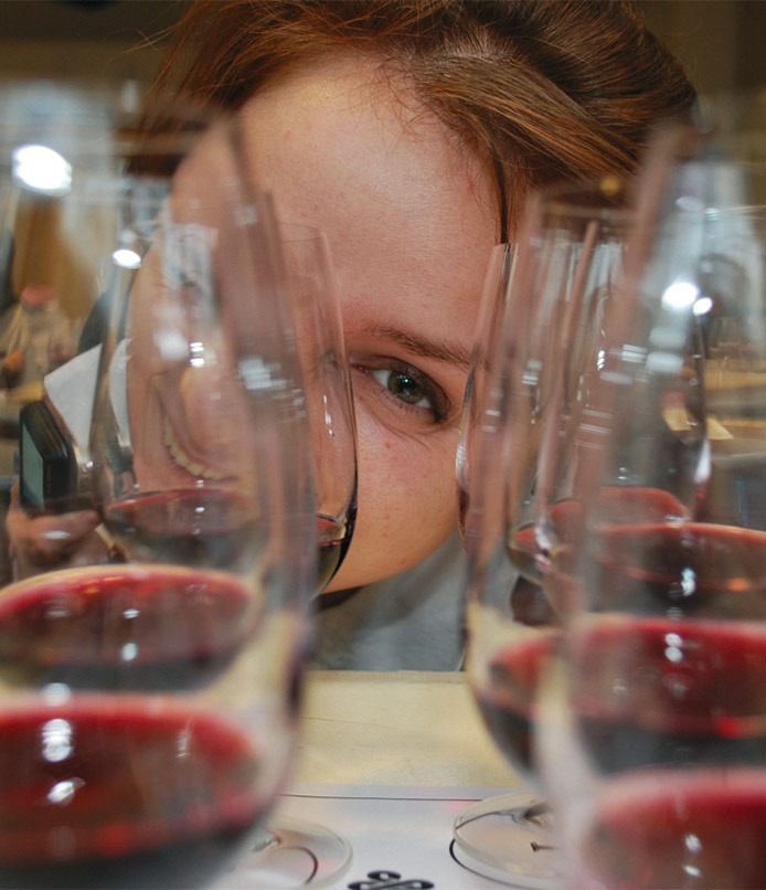fille derrière des verres de vin