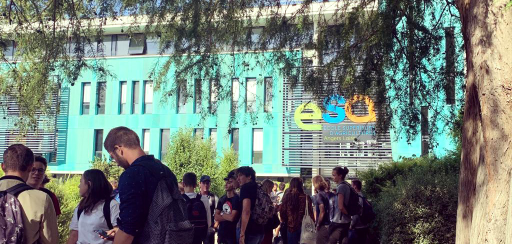 étudiants devant l'esa