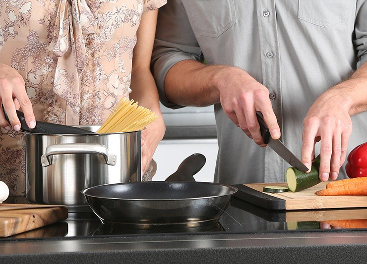 personnes en train de cuisiner