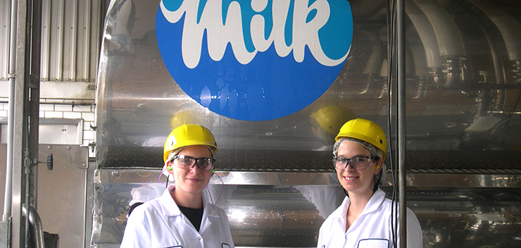 étudiantes devant une cuve de lait