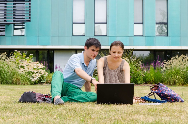 photo étudiants devant l'esa