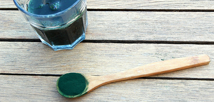 Spiruline dans une cuillère et un verre