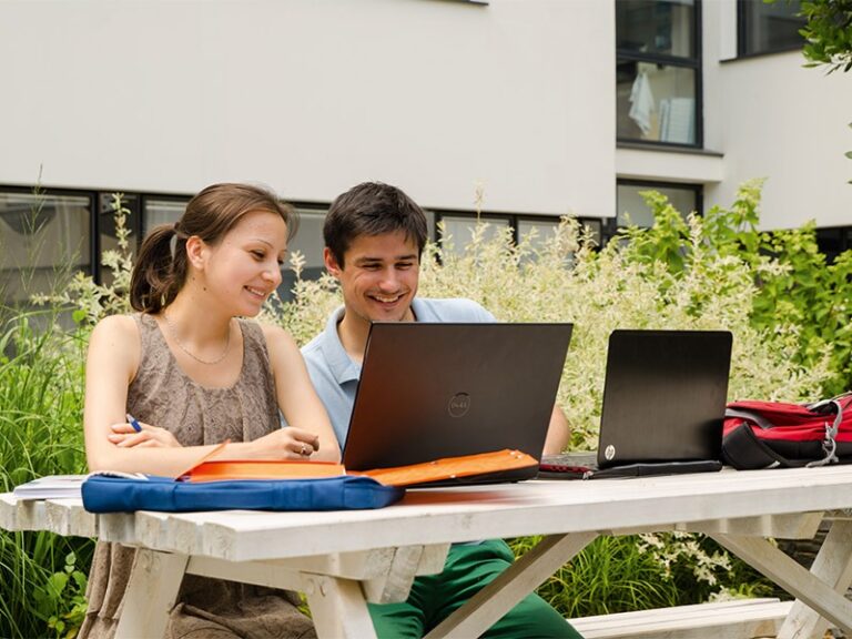 deux étudiants assis à une table